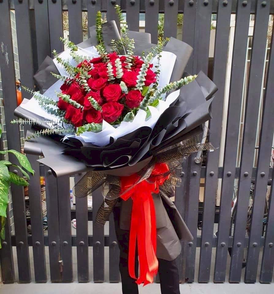 Hình ảnh bó hoa hồng đổ khổng lồ chúc mừng tình yêu - LDNK03