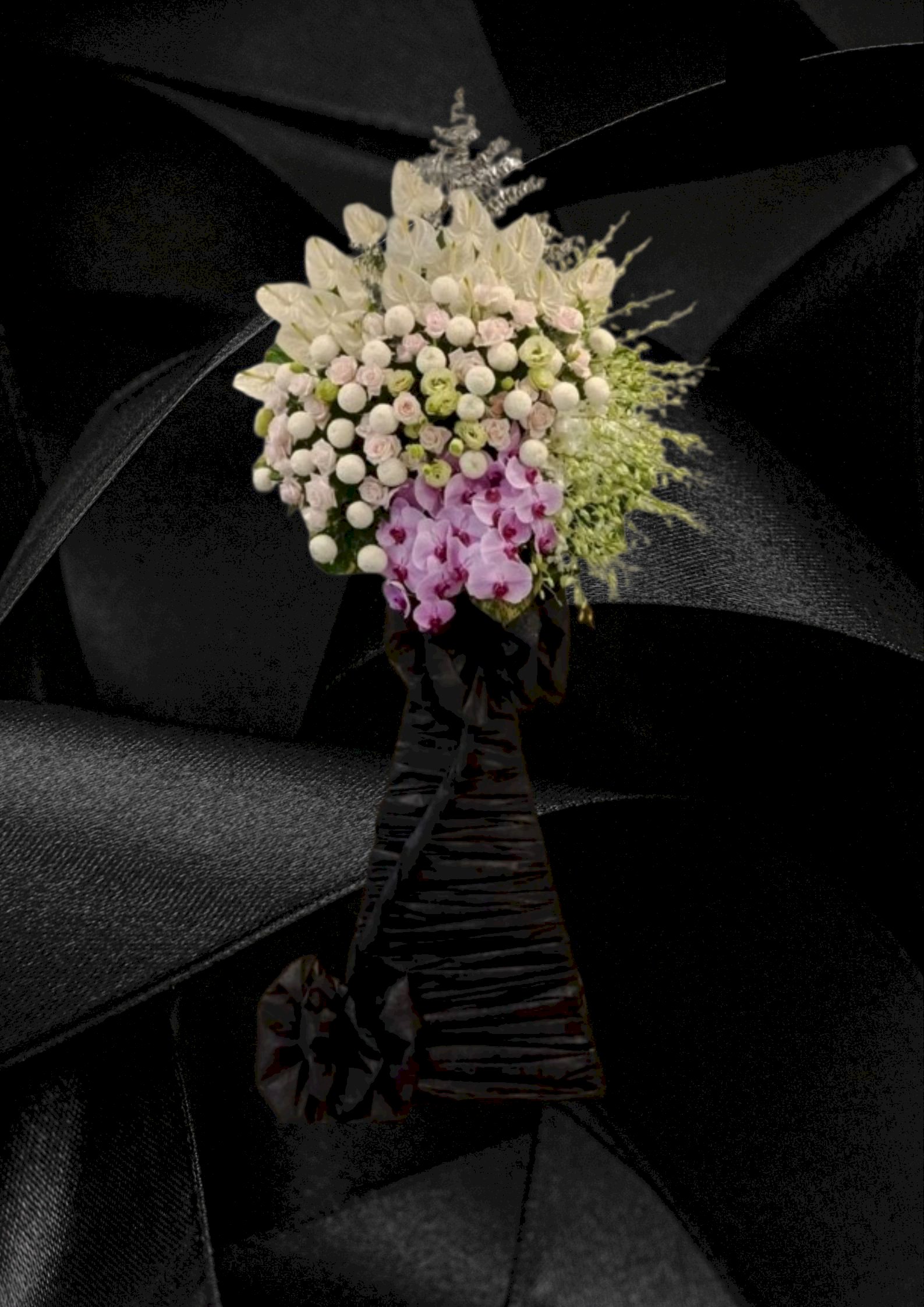 Lẵng hoa chia buồn tinh tế và sang trọng - LDNK04