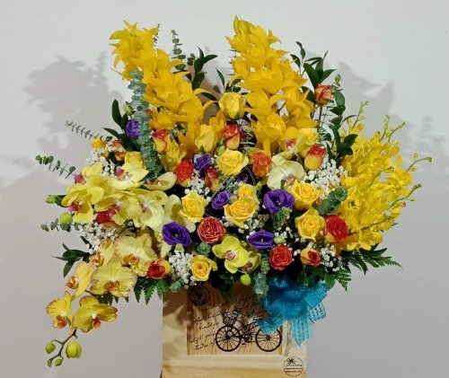Hộp hoa tươi chúc mừng tone vàng tươi tắn - LDNK35