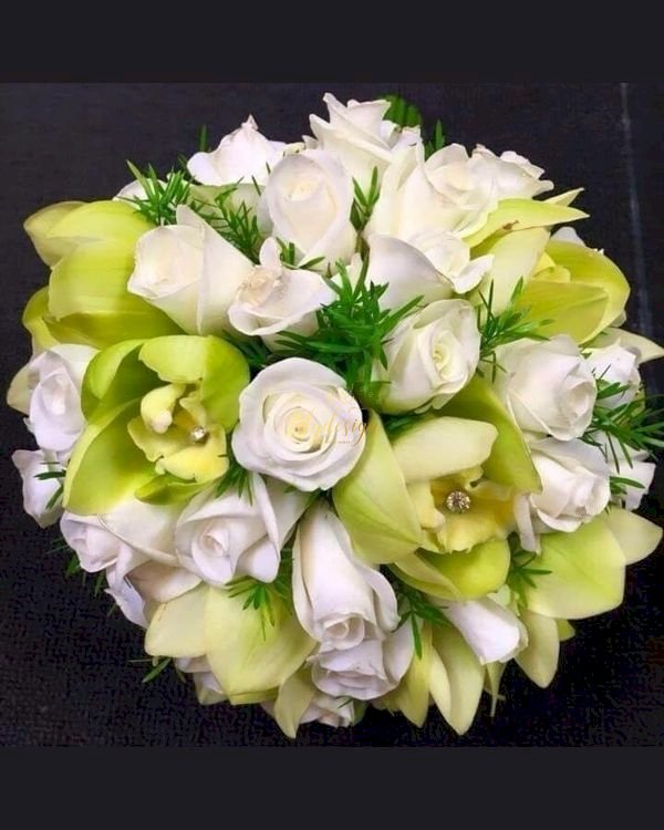 Bó hoa cưới màu trắng xanh lá phối hợp - LDNK227