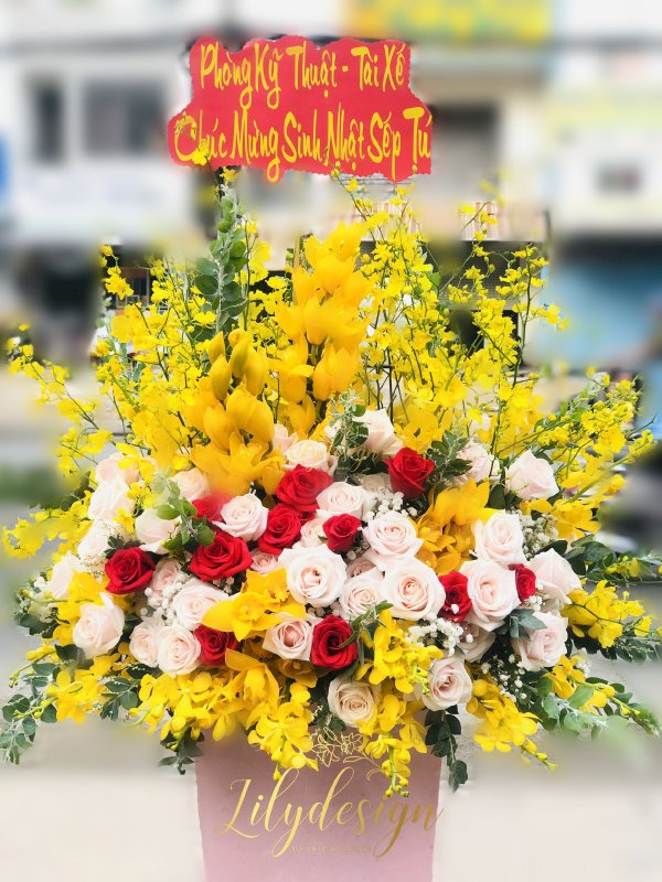Hộp Hoa Chúc Mừng Sinh Nhật Tone Vàng Mix Hoa Lá Phụ  Shop hoa tươi TPHCM   điện hoa online giá rẻ Qflower